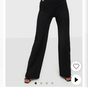 Nelly kostymbyxor - Ett par sömmade kostymbyxor från NELLY som använts 2 gånger i storlek XS.  Dem heter - Shape High Wide Pant. Dem köptes för 349. Budar gärna men startar på 200kr kan gå ned också❤️Säljer pga att dem är för långa för mig som är 158. Dem är högmidjade byxor men man kan lätt vika ner❤️ 