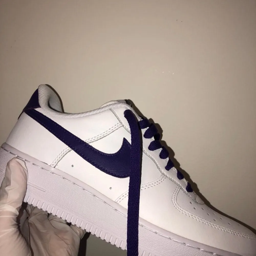 Nike air force 1 med lila custom! . Kengät.