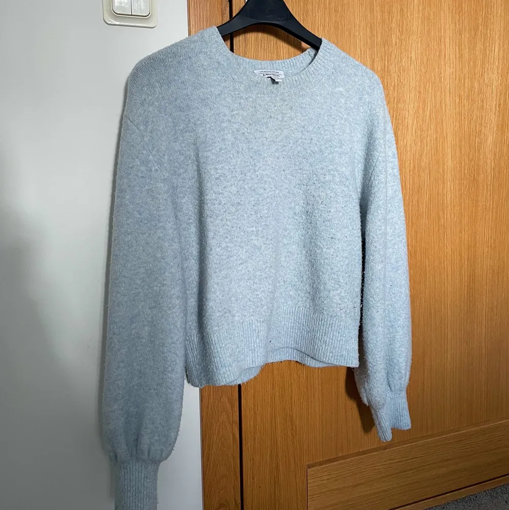 Stickad tröja i en superfin ljusblå färg från & other stories💙 storlek M, men passar även S-XS. Lagom varm, så den passar även till vår, sommar. Tröjor & Koftor.