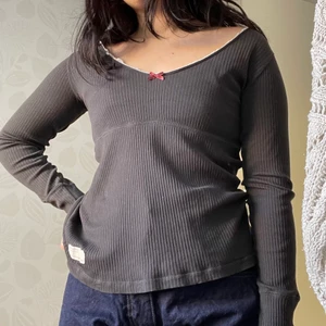 odd molly topp - skulle säga att den passar S-L beroende på önskad passform! köpt på sellpy och anvönd av mig kanske 3 gånger, men ser ut som ny 💞