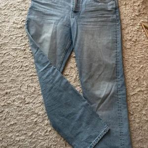 Straight jeans Zara - Ett par raka jeans från zara, använda fåtal gånger. Notera att dessa är ljusare än på bilden, perfekta till vår och sommar!