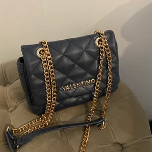 Valentino väska - Marinblå Valentinoväska med gulddetaljer. Så fin och rymlig, köptes för cirka 4 månader sedan, priset kan diskuteras💙💙
