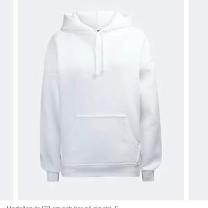 Säljer min vita hoodie från Bikbok i stl S. Anledningen till att jag säljer är pga jag köpte fel storlek. Mycket fint skick, använd ca 3 gånger. Nypris 300kr, mitt pris 150kr