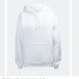 Säljer min vita hoodie från Bikbok i stl S. Anledningen till att jag säljer är pga jag köpte fel storlek. Mycket fint skick, använd ca 3 gånger. Nypris 300kr, mitt pris 150kr