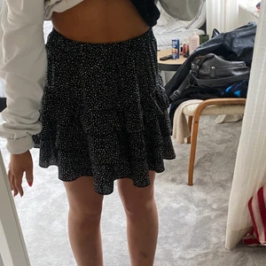 Kjol - Hej! Säljer den här fina prickiga kjolen. Den är sparsamt använd 🤍. Hör av er vid frågor eller intresse.