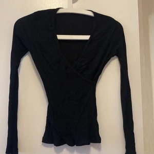 V-ringad omlott topp - En ribbad v-ringad omlott topp. Storlek xs, vet inte vart den kommer ifrån men tror att den är ifrån shein!