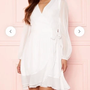 Studentklänning - En väldigt fin och lätt klänning perfekt till studenten! Endast använd två ggr köptes våren 2021. Från bubbleroom, nypris 549kr. 