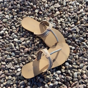 Aldo sandaler - De här Aldo sandalerna väljer jag nu att sälja. De är använda ca 4 ggr. Ljusbeige. De är i strl 37 men stora i storleken så 38 funkar också. 🤍( de här skorna finns inte att köpa längre) original pris 500-600