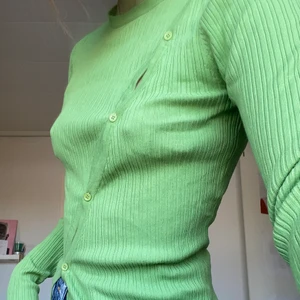 Cool grön top - Skön, ribbad grön topp med sned knäppning. Färgen är jättefin och topen är supercool men kommer tyvärr inte till användning. Köpt på ASOS. Strl 34 men funkar säkert för 36 och 38 också.