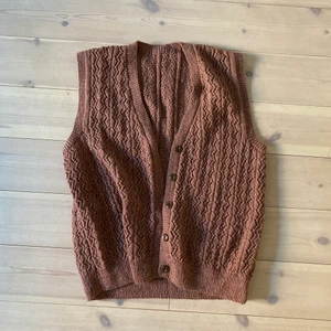 Stickad väst - Stickad väst med knappar som är i gott skick, varm och bekväm! Färgen är brun/gammelrosa.