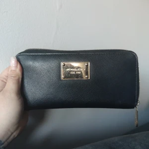 Äkta Michael kors plånbok  - Äkta Michael kors plånbok, några repor på loggan men annars är den i väldigt bra skick! Plats för mycket kort, sedlar och mynt.