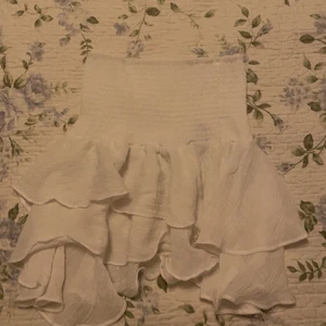 vit volangkjol🤍 - En liknade Chelsea volangkjol som jag just nu säljer eftersom den då inte direkt är min stil längre☺️ budgivning pågår om det är flera intresserande! har tyvär några små fläckar på kjolen som inte syns så bra dock men jag kan visa bilder på dem privat❤️ Strl S men KANSKE också kan passa dem som har strl M eller XS osv eftersom kjolen är ganska stretchig ☺️                 ‼️SISTA BILDEN ÄR LÅNAD‼️ KÖP DIREKT 199+FRAKT alltså 265kr❤️ PRISET KAN DISKUTERAS❤️ 