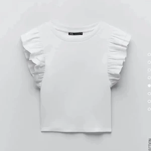 Vit zara topp - Vit zara topp med volanger på axlarna, sitter jätte fint och är bra i storleken. 