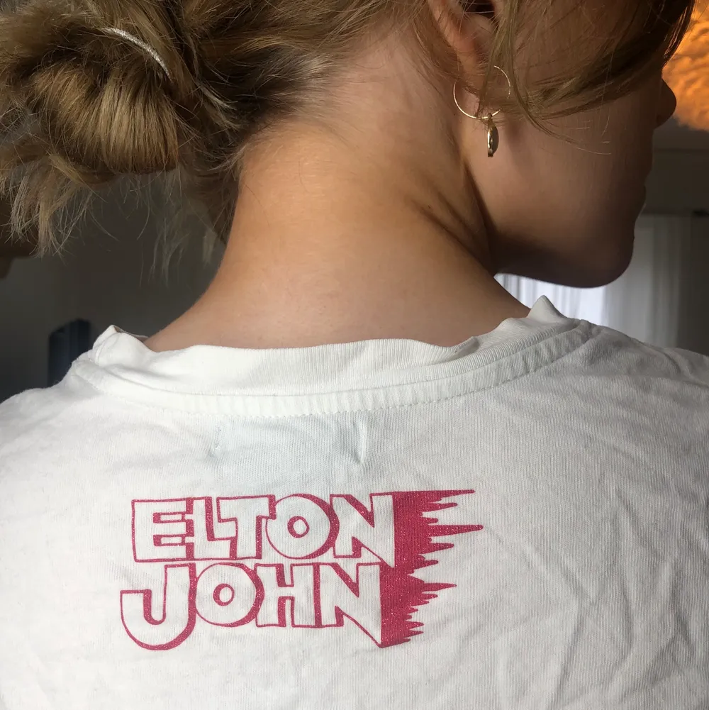T-shirt med tryck på Elton John. As ball och skön. 💜. T-shirts.
