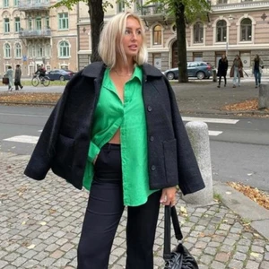 Kort svart kappa - Prislapp kvar (alltså aldrig använd). Slutsåld på monkis hemsida. Köpt för 600kr ❤️ Köparen står för frakten- 66kr.