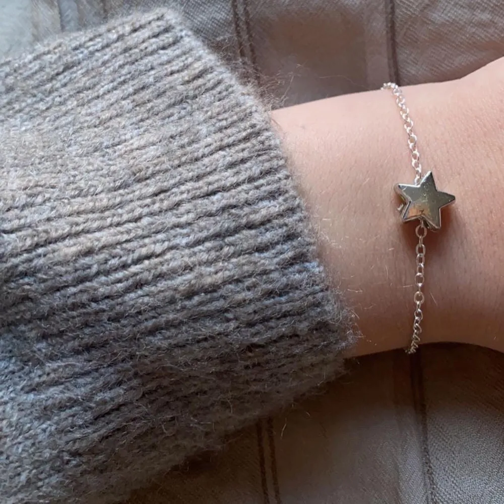 Stella Bracelet & Necklace Styckvis:  Armbandet- 40kr Halsbandet- 50kr  Båda tillsammans: 80kr🤍 Fri frakt vid köp av båda!  Detta kit med smycken är så fina tillsammans och väldigt enkla att matcha!🎸💓. Accessoarer.