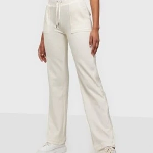 Juicy Couture vita byxor  - Helt nya aldrig använda pga för små i storleken och försent att skicka tillbaka. Storlek XXS. Köptes för 1000kr