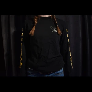 Vans tröja - Vans tröja, perfekt skick. Slutsåld överallt. Storlek S men skulle nog säga att den sitter som xs (beroende på hur man vill att den ska sitta. Frakt tillkommer