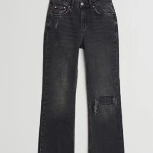Gråa jeans - Säljer dessa gråa jeans från gina, dom ska vara högmidjande men är mer mellan midjande alltså dom är under naveln så skulle säga mod Rise. Super fina och i super bra skick säljer dom på grund av att jag inte får någon användning av dom längre.