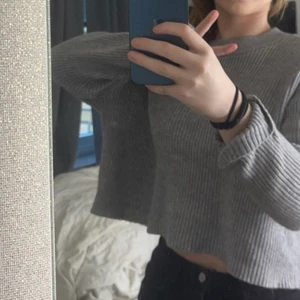 Skit snygg grå stickad bikbok tröja - Säljer min gråa skit snygga stickade, lite cropad tröja från bikbok. Köpt den för 400kr o säljer för 140+frakt(köparen stor såklart för frakten) Sälkjer dne då den inte kommer till användning . Den är i storlek XS men skulle säga att den passar perfekt på mig som har S/M💕