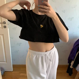 Crop top - Jättesnygg croppad tröja. Med ett bi