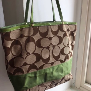 COACH väska vintage - 💚Säljer denna fina sparsamt använda coach väska i en så härlig grön nyans! Inga synliga fläckar eller dylikt, det enda slitaget är på handtagen. Pm för fler bilder. Köpt vintage via luxury by ho. Så den är helt äkta! Upphämtning Lund oxå ett alternativ! Annars står köparen för frakten💚 högst budande