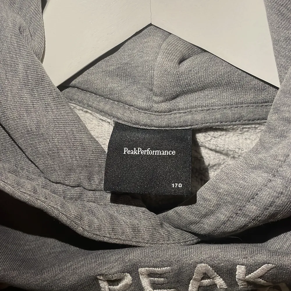 Säljer en grå peak performance hoodie i storlek 170. Den är i bra skick. Hör av dig vid frågor eller funderingar.. Hoodies.