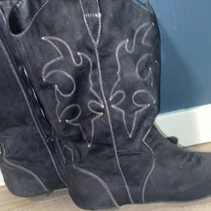 Cowboy skor  - Säljer dessa jätte trendiga cowboy skorna!! Köpte dom alldeles nyss men har ej kommit till användning då dom inte passade. Kommer i fint skick!!😌😌 köp direkt för 500kr ink spårbar frakt 