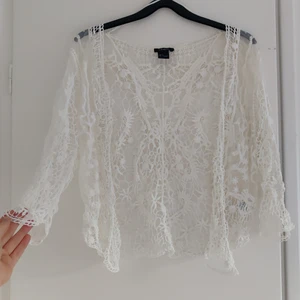 Broderad bolero - Söt bolero med 3/4 ärmar. Fint skick, säljer pga för liten💓 Kan mötas upp i Uppsala alt skicka mot att köparen står för frakt