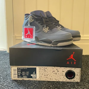 Nike Air Jordan 4 Winter Loyal Blue - Nyköpta och helt oanvända pga fel storlek. Skorna är i storlek 42 EU men lite små i storleken så passar bättre till dig som har storlek 41. Lätt fodrade med grövre sula. Funkar som höst, vår och vintersko. Orginalkartong och kvitto finns. Du betalar frakt ca 100 kr. 