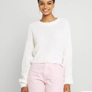 Stickad sweatshirt - En jättefin vit stickad sweatshirt från hollister. Endast använd en gång och tvättad pga förliten. Köpte för 380 kr på Zalando, säljer för 260 kr. Säljer inte för billigare tyvärr. Kan självklart samftakta. GRATIS FRAKT!! ☺️❤️ ❤️🌸