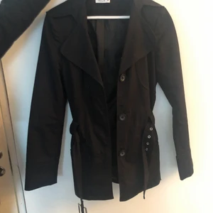 Vila kappa - En svart kappa från Vila🖤 Väldigt fint skick använd endast ca 2 gånger!