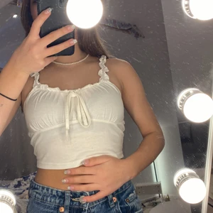 Vit kort topp - Säljer nu en vit sommar topp som inte används💕 
