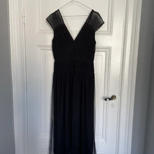 Svart långklänning  - Otroligt fin långklänning på. Storlek S! Ser likadan ut fram som bak. Aldrig använd. Oklart märke. 