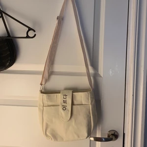 tote beige västa med koreansk text - aldrig använt då inte riktigt min stil men fortfarande jättefin!