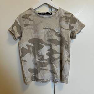 T-shirt från lager 157 med kamouflage tyg. Storlek S  Passar bra till både blå och svarta jeans Samfraktar gärna
