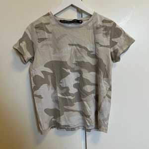 Beige kamouflage tshirt - T-shirt från lager 157 med kamouflage tyg. Storlek S  Passar bra till både blå och svarta jeans Samfraktar gärna