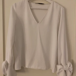 Zara blus  - Blus med rosetter på armarna ifrån zara. Fint skick! Stl S