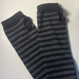 grå svarta randnings handskar - haft på mig bara få gånger :)