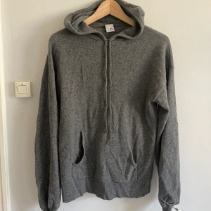Kashmir hoodie - Mörkgrå hoodie från Iris & Ink i 100% kashmir, fint skick. Storlek small men ganska oversize, ärmarna lite utställda. Kan skicka fler bilder vid intresse. Dammodell men kan funka unisex.