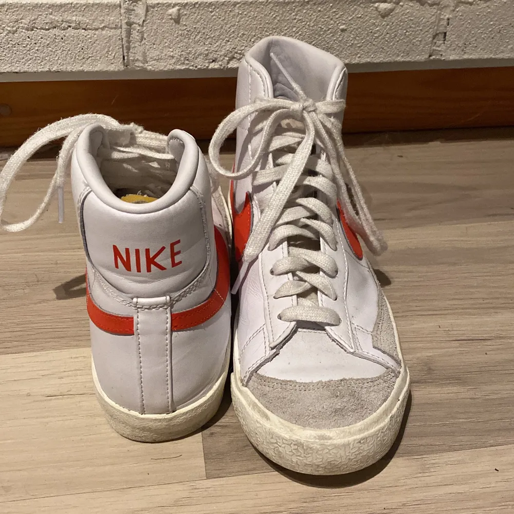 Super fina Nike Blazers (Röd) Storlek: 39! Inköpta sen 2021. Nypris: 1245 kr och säljer nu för 450! Använda få gånger.  Updattering : Skorna har fortfarande ej använda! Samma skick som bilden/ 2023. Skor.