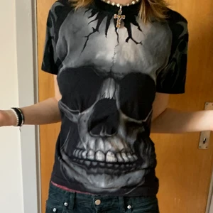 T shirt - Ascool tröja med dödskalletryck. Den har likadant tryck på både fram och baksida. Den är jätteskön, och sitter jättefint. Köparen står för frakt, skriv vid frågor😘😘