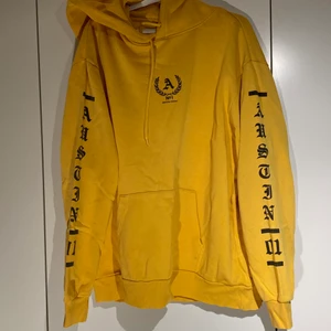 Hoodie  - Hoodie köpt från H&M för 299, använder inte längre, den är nopprig men märks bara om man kollar nära