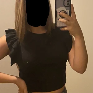 Zara volang linne - Säljer nu detta fina och populära zara linnet med volanger på axlarna. Tröjan är sndvänd Max 1 gång och är i nyskick! Säljer den för att jag inte fått någon andväning av tröjan. I storlek s. Skriv för intressen eller frågor!❤️