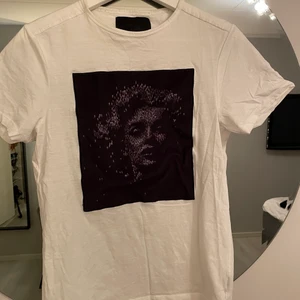 Vit limitato t-shirt  - Säljer en fin limitato tröja. Den är i mycket fint skick. Stl xs. Äkta såklart! Ej några fläckar el dylikt