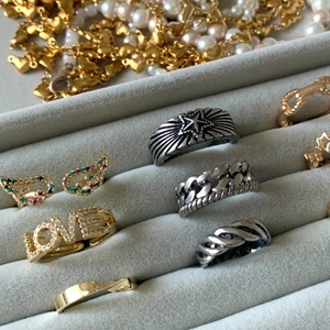 RINGAR🪐 - Trendiga ringar, justerbara så att de passar alla! Finns bara ett begränsat antal så köp medans de finns kvar! 🪐🤍