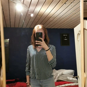 Divided blus från H&M stl 34 - Jättefin blus från H&M, knappt använd och i jättefint skick. 