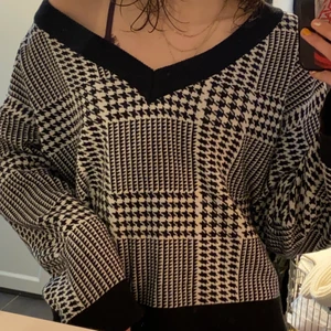 Off-shoulder tröja i hundtandsmönster! - Jättefin oversized långärmad. Köpt från Gina men som inte längre kommer till användning.  Storleken är XL men har normalt S/M och den passade fin fint! Köparen står för frakten men den kan ändras beroende på fraktsätt!