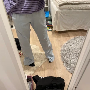Pyjamasbyxor  - Jättesköna blåa pyjamasbyxor som e perfekta nu till sommaren💙💙dem är för lång på mig som är 1,58!