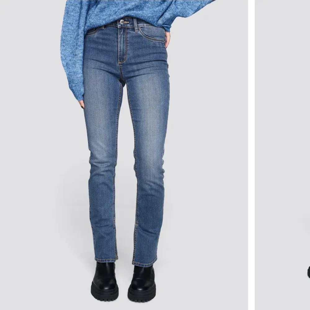 Fina jeans med slits längst ner! Använda några gånger då de inte passar mig (för små för mig som brukar ha xs/s). Jeans & Byxor.